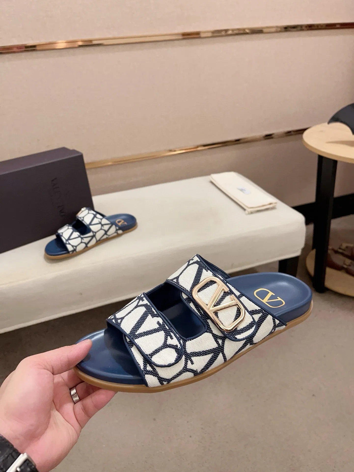 Men's shoes💰: 440💰[Valentino] New men's boutique slippers, counter quality, classic plaid, the actual workmanship is quite complex🔰The uppers are made of imported fabrics➕🐑Sheepskin lining, which tests the craftsman's craftsmanship➕original PU outsole. Size: 38-44 (45 can be customized, non-refundable)